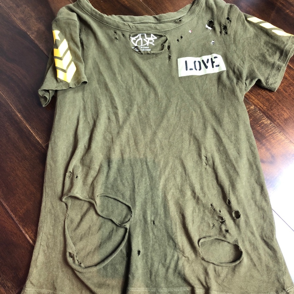 “CHA SOR” Ripped Army Green T-Shirt
